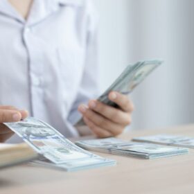 Asgari ücret, bütün işçilere yasal olarak ödenmesi gereken en düşük ücrettir.