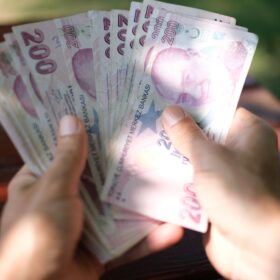 2024 yılında kapıcı maaşları en düşük 17.400 TL iken, en yüksek 18.800 TL'ye kadar çıkabilmektedir.